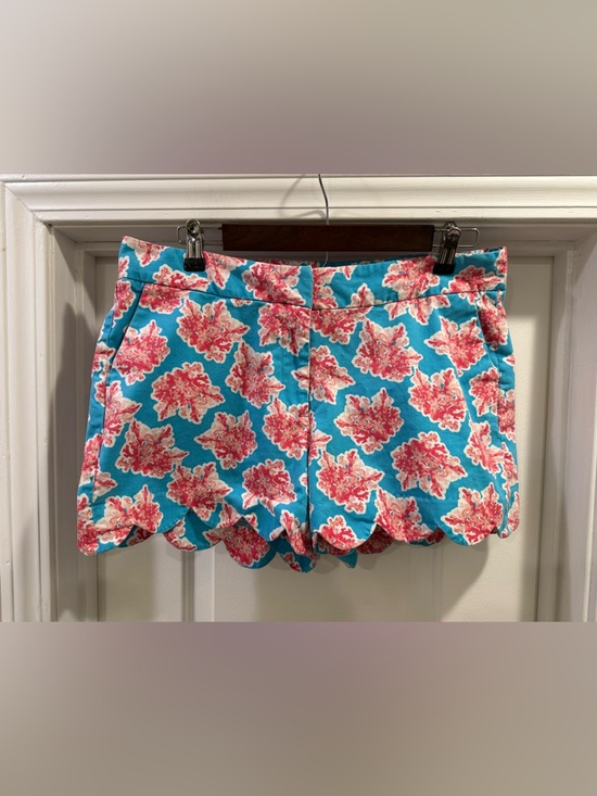 crown & ivy Pants - crown & ivy Turquoise Coral-Print Scalloped Hem Shorts Size 12